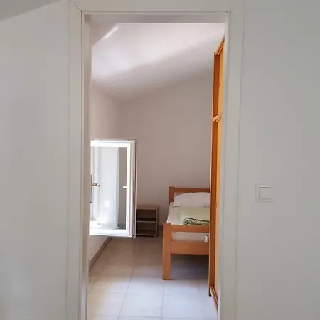Kamena Kuca 2 * Šestanovac