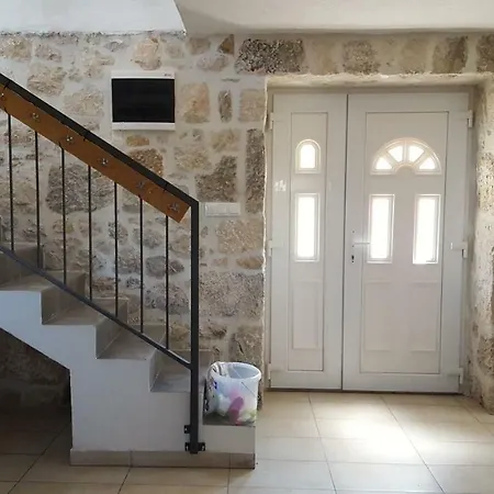 Kamena Kuca 2 * Šestanovac