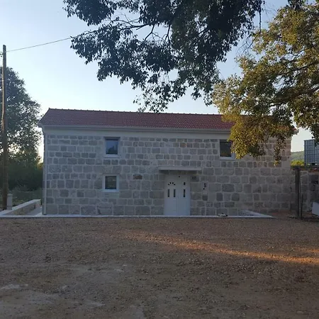 Kamena Kuca 2 Holiday home *